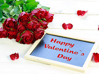 Bộ ảnh bó hoa hồng kèm hộp quà đầy ý nghĩa trong ngày lễ tình yêu Valentine