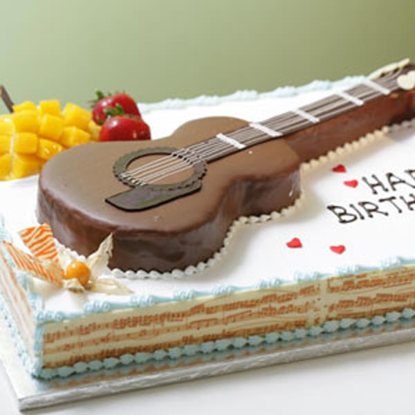 Bánh gato/ Đàn guitar: Nếu bạn yêu thích bánh ngọt và âm nhạc, hãy xem hình ảnh này. Bạn sẽ khám phá một chiếc bánh tuyệt ngon và một cây đàn guitar đầy âm nhạc và cảm xúc. Hãy thưởng thức và truyền cảm hứng cho bản thân trong cuộc sống hàng ngày. Translation: If you love sweet cakes and music, check out this image. You will discover a delicious cake and a guitar full of music and emotions. Enjoy and inspire yourself in your daily life.